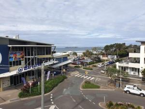 マルーチードールにあるBeachfront penthouseの建物前の通りの空中