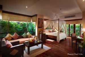 ein Schlafzimmer mit Bett und ein Wohnzimmer in der Unterkunft Bo Phut Resort and Spa - SHA Plus in Bophut 