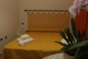 um quarto com uma cama com duas toalhas em B&B il Melograno em Paulilatino