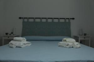 1 dormitorio con 1 cama con toallas en B&B il Melograno en Paulilatino