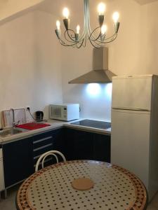 Kuchyň nebo kuchyňský kout v ubytování La Maison de Leontine + 42 fotografií