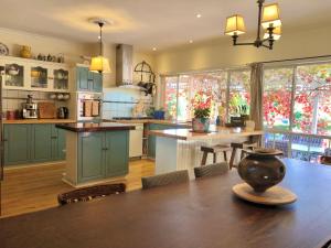 Ett kök eller pentry på Belkampar Retreat - Authentic Farm Style Home - Perfect For Families and Large Groups!