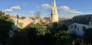 Gallery image of Duplex vue sur tour Appartement Remparts 3 in La Rochelle