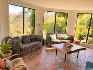 Χώρος καθιστικού στο Belkampar Retreat - Authentic Farm Style Home - Perfect For Families and Large Groups!