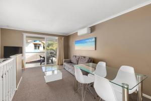 TV a/nebo společenská místnost v ubytování Aqualuna Beach Resort