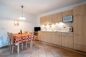A kitchen or kitchenette at Stettnerhof Wohnung Laugen