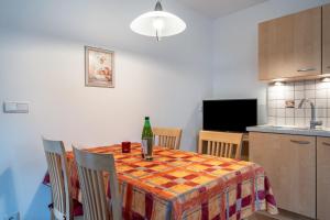 A kitchen or kitchenette at Stettnerhof Wohnung Laugen