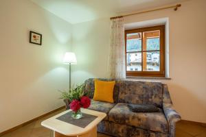 A seating area at Stettnerhof Wohnung Laugen