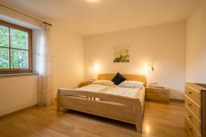 A bed or beds in a room at Stettnerhof Wohnung Laugen