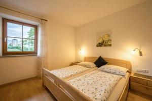 A bed or beds in a room at Stettnerhof Wohnung Laugen