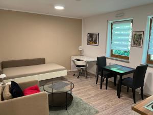 ein Wohnzimmer mit einem Bett und einem Tisch in der Unterkunft Apartment nahe Siemens Campus in Erlangen