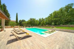 una piscina con tumbonas y una piscina en Villa Green Pearl, en Gostinjac
