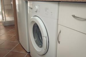 - Lavadora y secadora blancas en la cocina en Apartamento Doña Lola, en Jerez de la Frontera