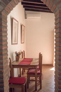 comedor con mesa de madera y sillas en Apartamento Doña Lola, en Jerez de la Frontera