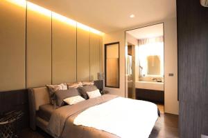 sypialnia z dużym łóżkiem i lustrem w obiekcie Grand Villano w mieście Pattaya Central