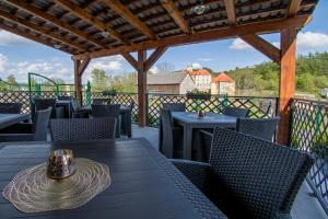 un patio con mesas y sillas en una terraza en Pension Libá en Libá