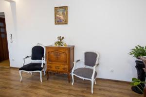 Agroturystyka Piechowscy في Lipnica: كرسيين وخزانة في غرفة المعيشة