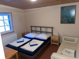 Tempat tidur dalam kamar di Kamenný Mlýn