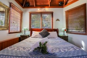 a bedroom with a bed and a window at 1770 Sovereign Lodge Retreat in Seventeen Seventy