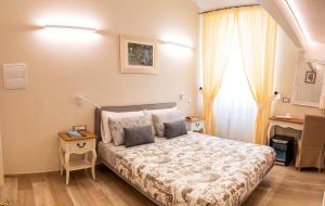 a small bedroom with a bed and a window at Residenza Di Nucci in Termoli
