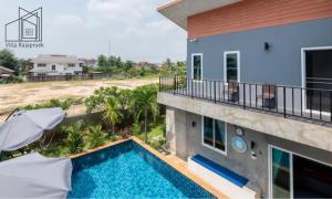 Výhled na bazén z ubytování Villa Rajapruek Entire 3 villa with pool near Airport and city center nebo okolí