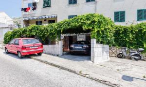 un coche rojo estacionado frente a un edificio en Apartment Berk, en Dubrovnik