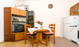 cocina con mesa, sillas y nevera en Apartment Berk, en Dubrovnik