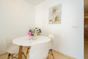 - une table à manger blanche avec des chaises blanches dans l'établissement Coliseo 6 3C Spaniahome, à Albir