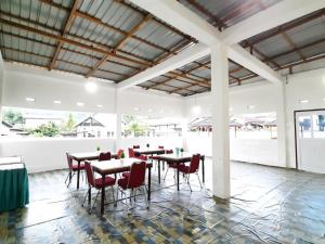 Hotel Berkah Atrama Syariah RedPartnerにあるレストランまたは飲食店