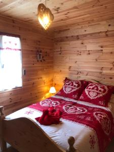 1 dormitorio con 1 cama en una habitación de madera en Chez LAVALOU Gîte 4* chaleureux en bois, en Lannemezan