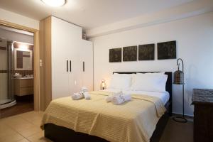 a bedroom with a bed with two towels on it at Villa Linda in Tolo