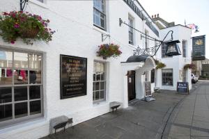 un edificio blanco con un cartel en el costado en Ye Olde Griffin en March