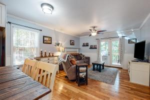 ein Wohnzimmer mit einem Sofa und einem Tisch in der Unterkunft Serenity Cottage in Sautee Nacoochee