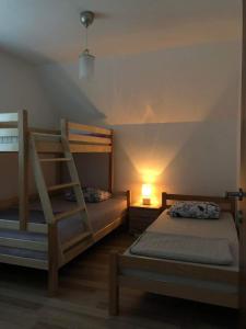 Двуетажно легло или двуетажни легла в стая в Villa Pjene