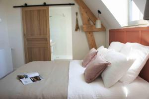 Posteľ alebo postele v izbe v ubytovaní Maison Chemin, chambres d'hôtes à Amboise