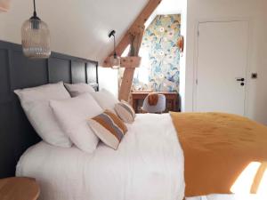 Posteľ alebo postele v izbe v ubytovaní Maison Chemin, chambres d'hôtes à Amboise