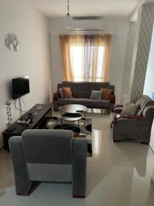 ein Wohnzimmer mit einem Sofa und einem Tisch in der Unterkunft Casa Kyara Apart T2 in Praia