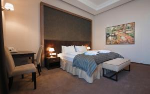 Postel nebo postele na pokoji v ubytování Tsunami Spa Hotel