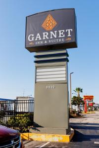 znak dla garażu na parkingu w obiekcie Garnet Inn & Suites, Orlando w Orlando