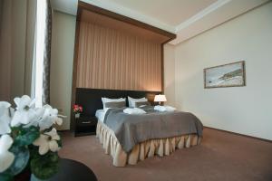 Postel nebo postele na pokoji v ubytování Tsunami Spa Hotel