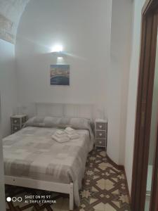 ポリニャーノ・ア・マーレにあるCasa Di Antonioのベッドルーム1室(ベッド1台、ナイトスタンド2台付)