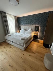 ein Schlafzimmer mit einem großen weißen Bett in einem Zimmer in der Unterkunft Schlosshotel Brilon-Wald in Brilon-Wald