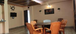 Magadh Resort ,In Fort Panhala Hotel的电视和/或娱乐中心