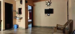 Magadh Resort ,In Fort Panhala Hotel的电视和/或娱乐中心