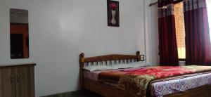 Magadh Resort ,In Fort Panhala Hotel客房内的一张或多张床位