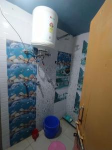- une salle de bains avec un grand seau sur le mur dans l'établissement The Gangotri Homestay By Preet rS, à Barkot