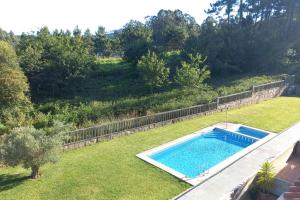 Bazén v ubytovaní "SANXENXO HOLIDAYS" ATICO CON GARAJE, BARBACOA y PISCINA A 5 MIN DEL CENTRO alebo v jeho blízkosti
