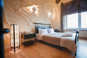 Postel nebo postele na pokoji v ubytování Tsunami Spa Hotel