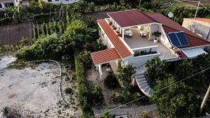 Michelino House في بارغيليا: اطلالة جوية على منزل بسقف احمر
