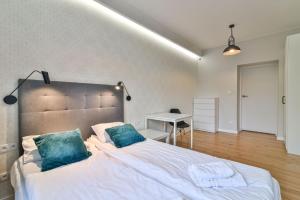 A bed or beds in a room at LTC - Apartments Świętojańska
